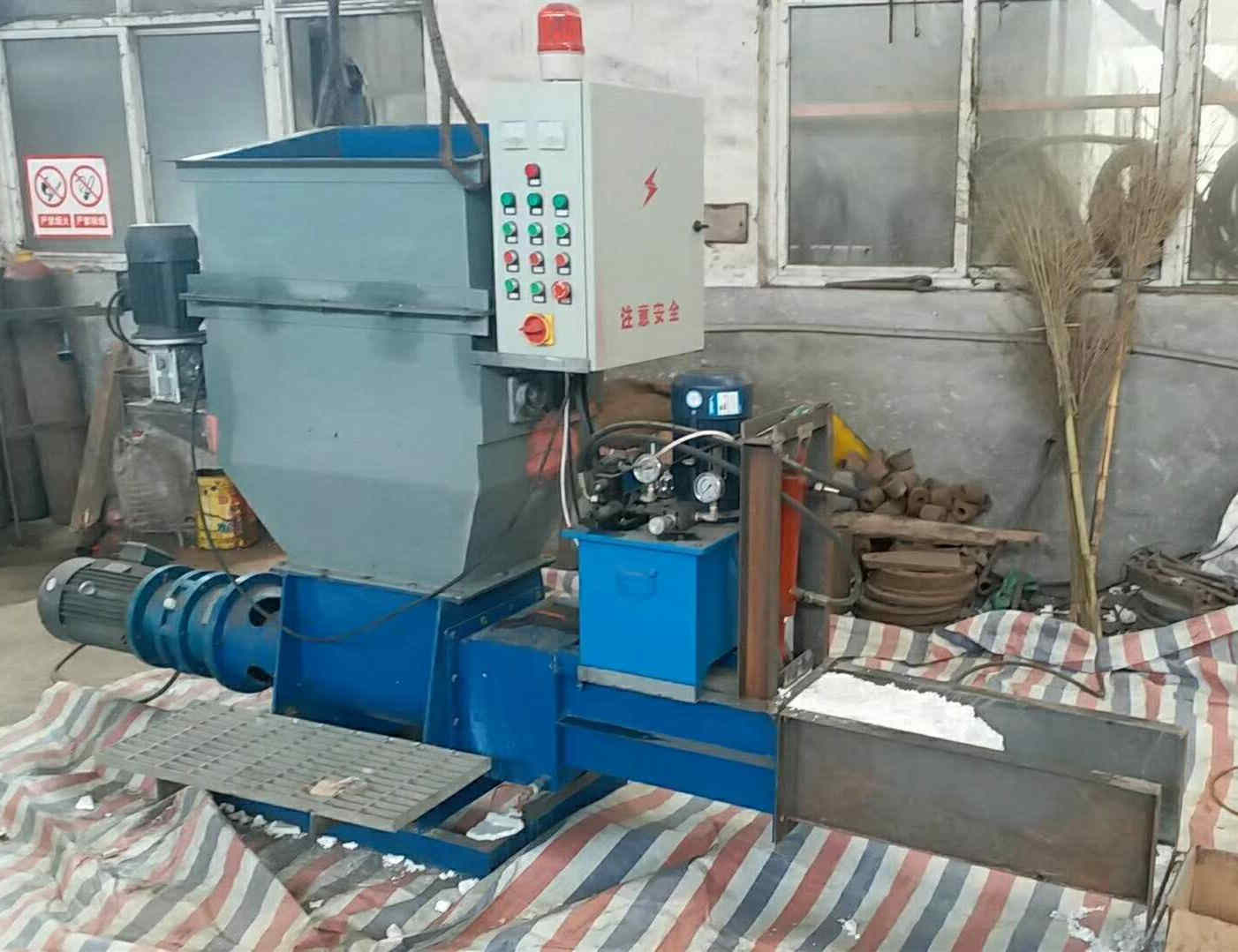 星空体育下载app官网:时产50吨对辊制砂机设备常规使用的寿命长吗？